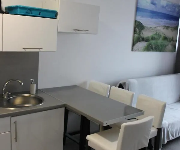 Bursztynek Z Miejscem Postojowym Kołobrzeg